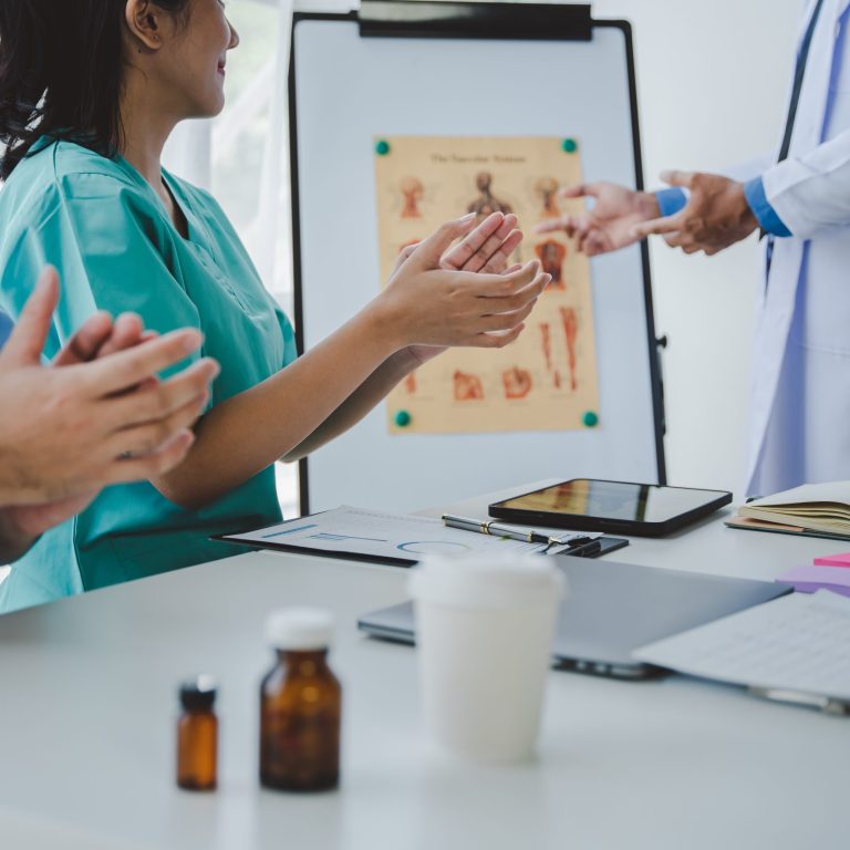Meeting to discuss or discuss with doctors about the vascular system in the meeting room. Medical students studying the vascular system in the classroom the work of the medical team